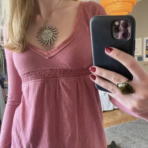 Topp - Snygg långärmad mörkrosa topp perfekt till hösten. Köpt second hand!