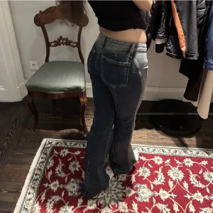 Lågmidjade jeans  - Super fina lågmidjade jeans som tyvärr blivit för små 😭köptes för 650