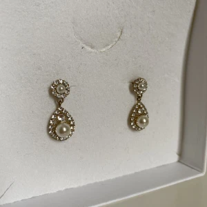 Lily and Rose örhängen - Jättefina oanvända Sofia Pearl örhängen från Lily and Rose i guld