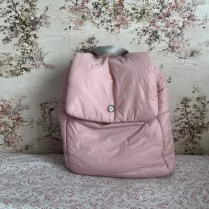 Hej! Jag säljer min rosa Don Donna väska som inte kommer till användning. Den är köpt för 300 och jag säljer den för 150 kr då den är i nyskick och knappt använd. Meddela gärna om ni har frågor eller något.☺️☺️