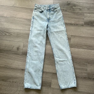 Rowe weekday jeans - Riktigt snygga weekdayjeans i bra skick. Högmidjade jeans med en innersöm på 80cm. Passar till allt och är mycket stilrena.