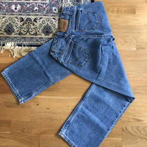 Vintage Levi’s 565 jeans - Köpta på secondhand i Madrid. Använt fåtal gånger.   !!OBS! Trasiga höger bakficka där jag sytt igen men misslyckats. För den händiga går de säkert att laga utan problem! Storlek ”Size Slim 14 - W25” Wide leg, midwaist. Cropped. Säljer pga för små. 