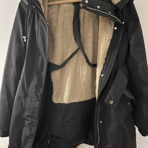 svart zara jagka  - Jätte skön och har används npgra gånger i storlek:xs