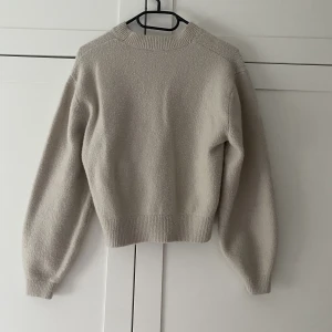 Beige stickad tröja - Beige stickad tröja från & Other stories. Använd men ok skick 