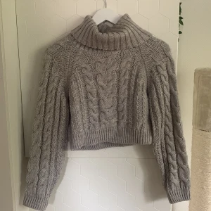 Stickad tröja - Croppad stickad tröja. Sparsamt använd, bra skick.