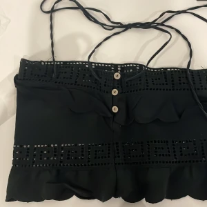 tub topp⭐️ - Söt broderad topp med tre knappar vid bröstet. Snören finns om man vill knyta den i nacken, annars går dem att ta av. Hör av er för fler bilder eller funderingar🫶🏻pris går att diskutera. 