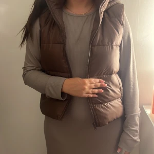 Väst - En skön & mysig väst som jag använt några gånger men väldigt bra skick. Kan stylas med många outfits !!