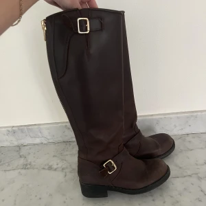 Stövlar från Johnny Bulls  - Stövlar från Johnny Bulls. Fint skick, med visst slitage. Mer bilder finns!💛🍂