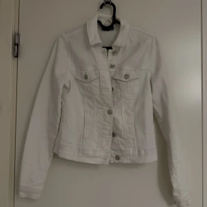 Jeansjacka  - En helt ny, använda bara 2 gånger. Säljer då den inte används längre :) Från vero moda köpt för 300kr i storlek 34 (xs)