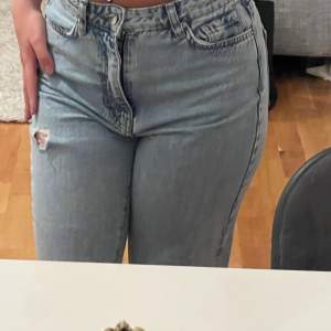 Säljer dessa jeans från Gina! Dem är för små på mig och använde dem förr men dem ser fortfarande bra ut! Jag är 152cm o längden är perfekt på mig 