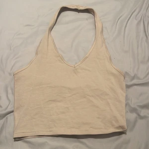 Top - Beige crop top från hm, aldrig använt bara testat. Ganska tunn och tajt. 