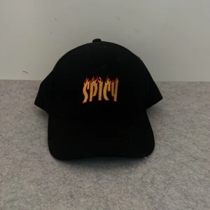 Mc’donalds ”Spicy” Merch Keps  - Unik keps från ett mc’donalds event. För den som gillar spicy mat eller är ett donken fan.