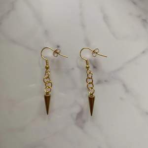 (Säljer för mitt UF) Studded Earrings Gold Long är ett par guldiga örhängen (den långa varianten) gjorda av rostfritt stål. Perfekta för att göra din outfit 10/10. Vårt pris för dessa är endast 30 kr ?!