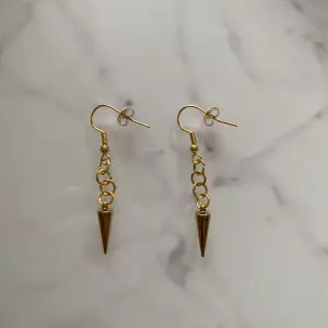(Säljer för mitt UF) Studded Earrings Gold Long är ett par guldiga örhängen (den långa varianten) gjorda av rostfritt stål. Perfekta för att göra din outfit 10/10. Vårt pris för dessa är endast 30 kr ?!