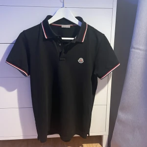 Moncler piké S - Hej, söker byten mot min moncler piké. Den är köpt på NK för ca 3000kr. Den är i storlek S. Skriv om du har någon fråga eller om du vill se fler bilder på tröjan eller om ni vill ha bild på qr koden