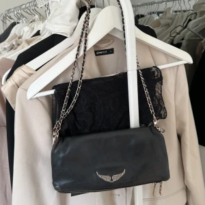 Zadig Voltaire  - 🩷säljer nu min zadig voltaire väska, den är i fint skick men några defekter finns vilket man kan se på sista bilden, därav de billiga priset💕skriv för fler bilder!!🩷