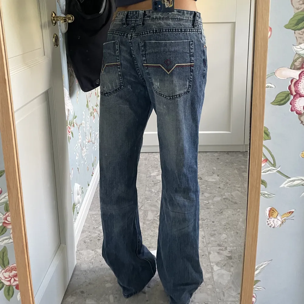 Supercoola diesel jeans köpta i andra hand men knappt använda av mig!! Bra skick utöver superlitet hål på baksidan (bild) 😊😊Står storlek 36 men skulle uppskatta runt 40🙌. Jeans & Byxor.