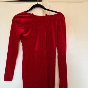 En röd klänning med guld pärlor på. Jag har använt den 3 gånger och är perfekt för någon fest eller jul mm. Klänning är i storlek 146-152