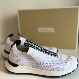 Säljer dessa populära michael kors sneakers som inte kommit till användning som man kan se på bilderna! Sköna och snygga på! 🤍 