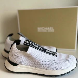 MICHAEL KORS SKOR  - Säljer dessa populära michael kors sneakers som inte kommit till användning som man kan se på bilderna! Sköna och snygga på! 🤍 