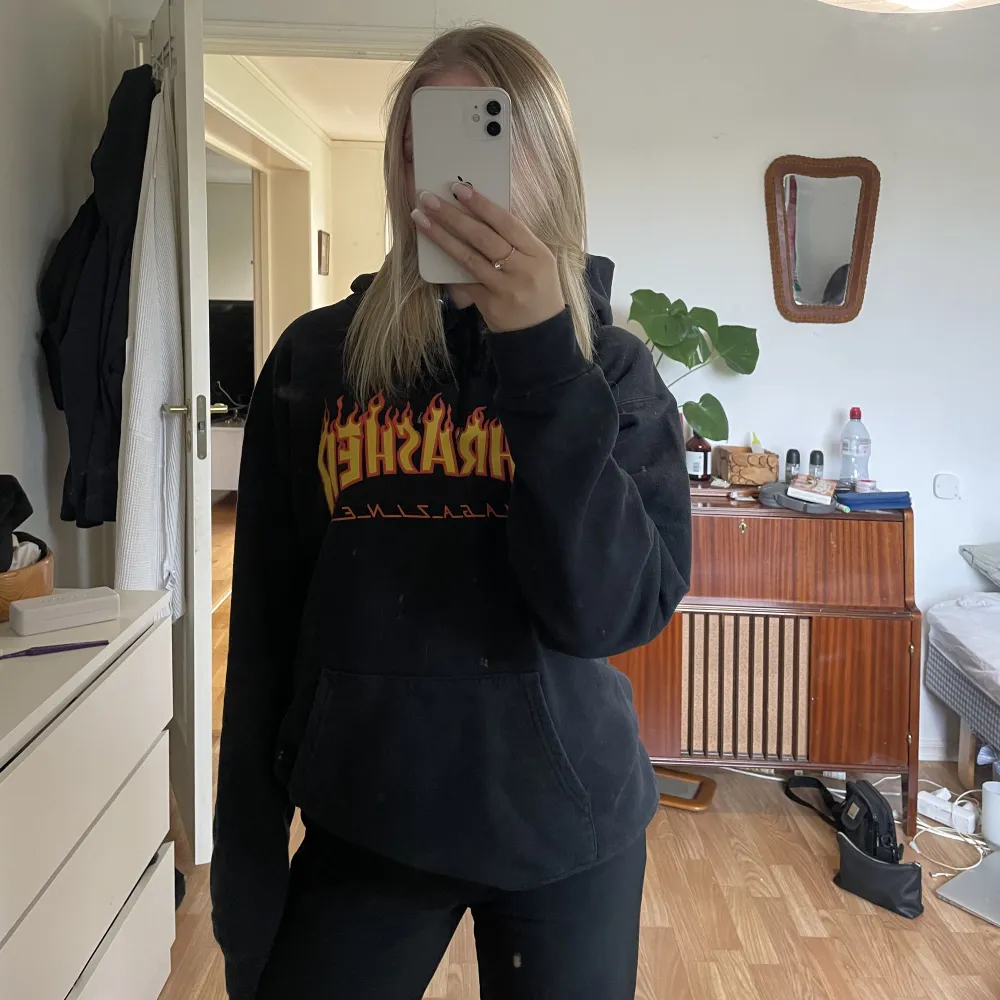 Säljer nu min Thrasher hoodie!! Nypris 1249kr säljer min för 350kr!😇 Väldigt fin passform men tyvärr används den ej längre☺️. Pris kan diskuteras vid snabb affär😇. Hoodies.