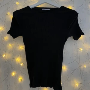 Volangtopp🖤 - Volangtopp från Zara🖤Skriv för fler bilder!!🫶🏼