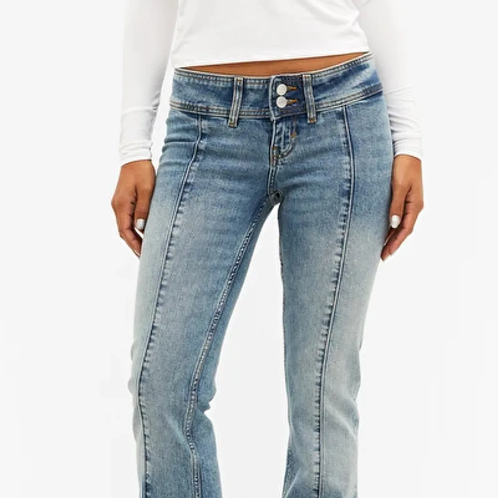 ”Nicole jeans är en aningen utsvängd modell med låg midja och slim fit. De är hellånga, har sydda plisserade veck och bred midja.” Helt nya, använd en gång, nypris 500 kr. Jeans & Byxor.