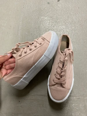 Sneakers med platå  - Stl 36 använda fåtal ggr så nästan helt nytt skick. 