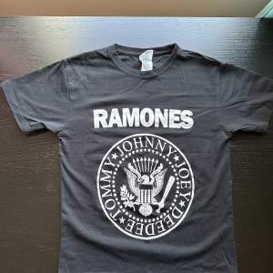 T-shirt RAMONES. Nytt 