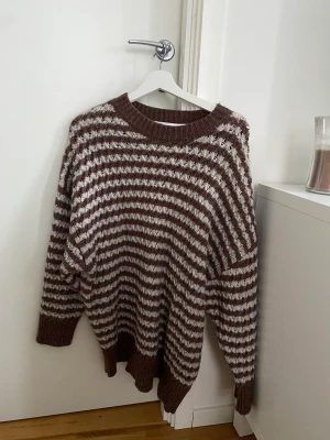 Randig stickad tröja - Brun/vitrandig stickad tröja från Zara 🤎