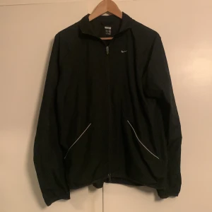 Vintage Nike vindjacka  - Vintage Nike vindjacka i storlek XL i barnstorlek (sitter som S/M). Passar perfekt nu till hösten. Väldigt fint skick. Tveka inte att skriva vid frågor:)