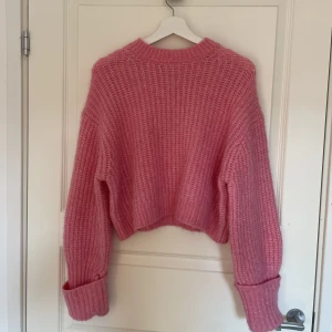 Stickad zara🤩 - Säljer denna fina stickade tröjan från zara, knappt använd. Den är väldigt varm och passar bra nu i höst⭐️ Hör av dig vid frågor🤍