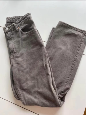 Jeans Gråa Weekday  - Jeansen är från Weekday  Färg: Grå Modell: Rowe  Storlek: 33/32