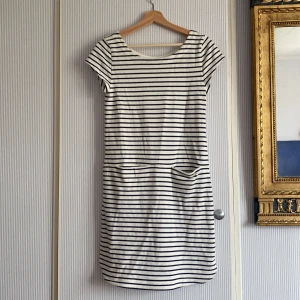 Randig klänning från Boomerang  - Superskön klänning från Boomerang använd endast ett fåtal gånger. Fickor på magen. Bomull och elastan.   