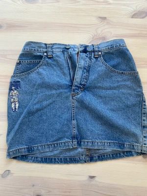 Mini jeanskjol  - Så så cool jeanskjol!! Säljer för att den är lite för liten på mig 😪❤️❤️