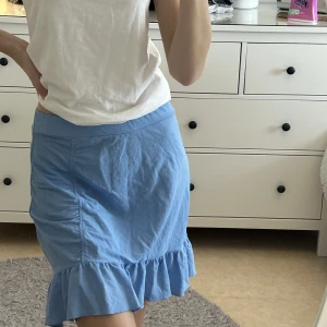 Ljusblå kjol me volang 🎀 - Köpt second hand men inte använd speciellt mycket 💗