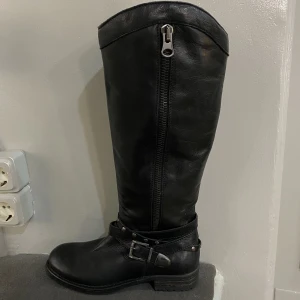 Svarta finstövlar från Frankrike - Nya oanvända svarta finstövlar köpta i Frankrike i märket TEXTO, storlek 38. 🥰 Riktigt läger!⚠️ Säljer så de bara ligger i garderoben. Har stått med stövelskaftskydd, och dessa ingår även i leveransen. Nypris 1 700 kr Priser går att förhandla.