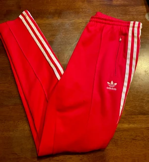 Adidas trackpant  - Trackpants från adidas i okej skick, inte mycket använda men har ett par små brännmärken på ena benet. Storlek 36, small 