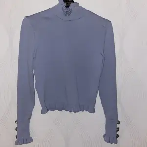 Snygg blå tröja som är köpt på Zara för länge sedan. Andvänt sparsamt. Storlek XS. Liten i storleken