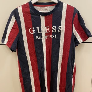 Guess tshirt randig - Sjukt fin Guess tshirt med tryck på bröst. Regular fit, och sjukt bra skick. 