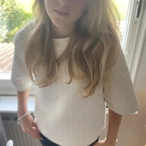 Kortärmad tröja - Kort ärmad tröja, super snygg och skön tröja jag köpte här på plick. Tröjan var i nyskick när jag köpte och har blivit använd 2 gånger av mig💗 Säljer då tröjan inte kommer till användning för mig