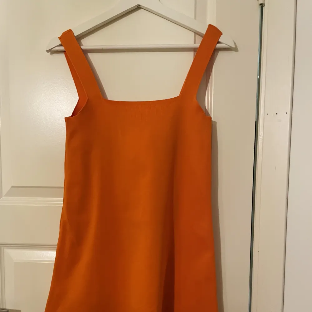 Orange miniklänning från zara med en fyrkantig sömn. Super fin till sommaren när man är brun. Använd en gång för bild så inga skador eller fläckar. Pris kan diskuteras. . Klänningar.