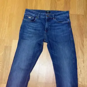 Säljer ett par mörkblå Hugo boss jeans som är använda 1-2 gånger. Skick 9/10 storlek 32/32 