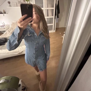 Zarajeansklänning - Jeansklänning från zara i bra skick