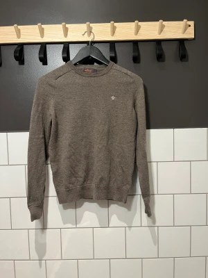 Stickad Morris Tröja - Beige/Brun Morris tröja (Merino ull) i perfekt skick. Storlek S och är ganska liten i storlek, Nypris 1500 kr, vårt pris 399 kr!