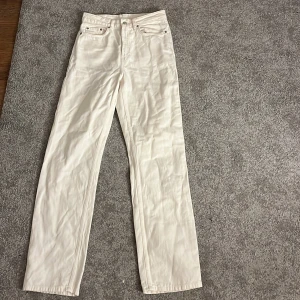 Vita jeans  - Från weekday storlek 28x34. Aldrig använda 