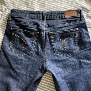 Lågmidjade jeans - Säljer mina såå snygga lågmidjade  jeans då jag har ett par liknande. De passar mig perfekt som är 165cm lång. Jättefint skick och ascoola detaljer💕💕
