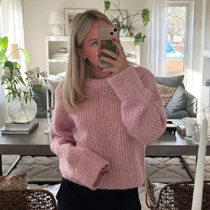 Rosa stickad tröja - Sååå fin rosa stickad tröja från Weekday💓💓 säljer då jag inte får någon användning av den! Långa ärmar (alla bilder är mina, kvaliteten är dålig pga har lagt upp tröjan många gånger)