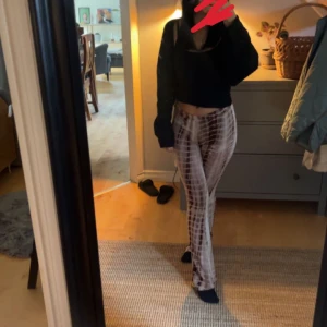 BYXOR!! - Säljer dessa ”ormbyxor” som är väldigt populära nu. Använder inte! Är 163 och sitter perfekt!