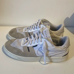 Nike Squash Type - Snygga vita Nike skor i modellen squash type. Använda men i bra skick. Inköpta för 1200kr och vårat pris är 199kr. Storlek 42. Pris kan diskuteras. Hör av dig vid frågor och funderingar!